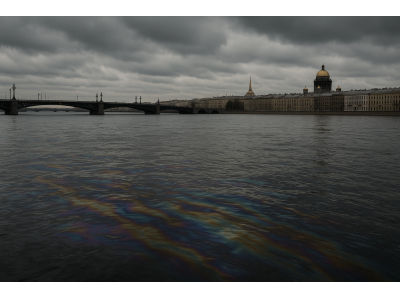 На Неве произошел сброс нефтепродуктов