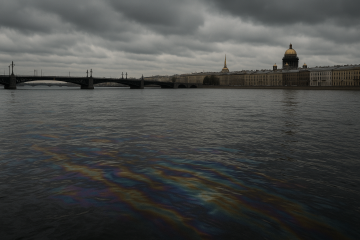 На Неве произошел сброс нефтепродуктов