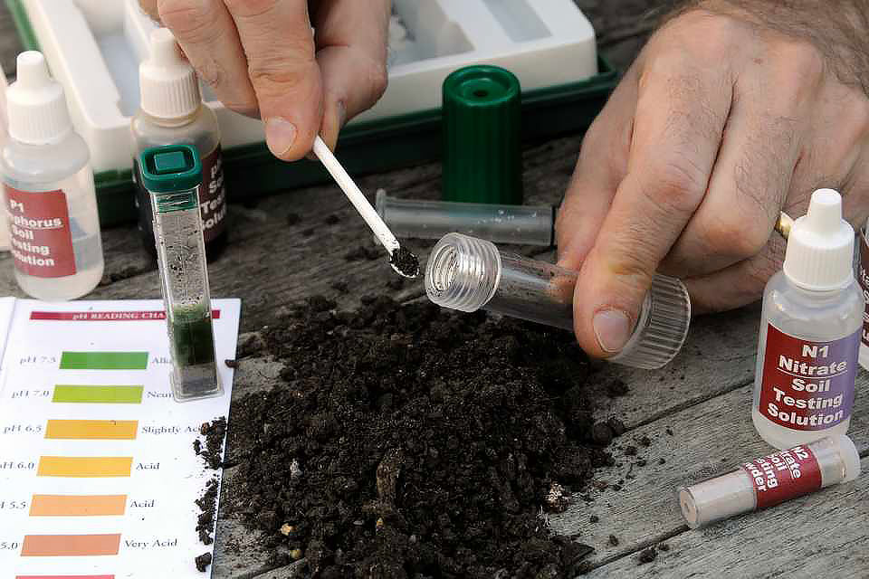 измерение ph почвы с помощью химического теста